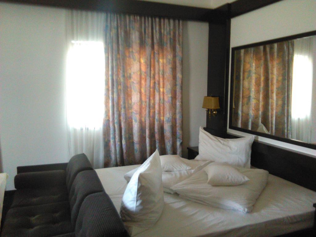 Hotel Conacul Balta Albă Zewnętrze zdjęcie